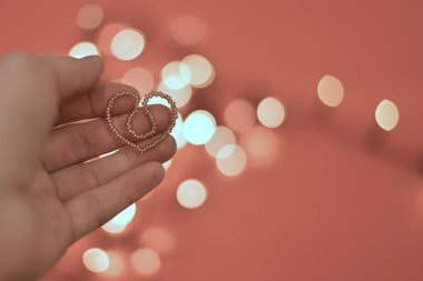 Nazik bir arka planda Valentine boncuklu avuç içi.