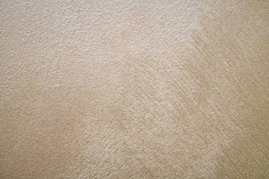 Açık bej şeftali rengi inci alçı arka planda üstten sola doğru lekeler var..