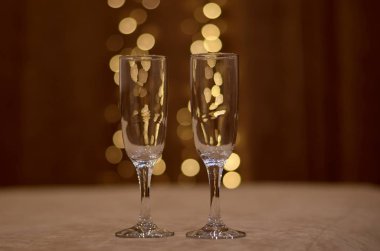 İki bardak şeffaf kabarcık. Tavan penceresinde ışıklarla dolu ve yukarı bakan..