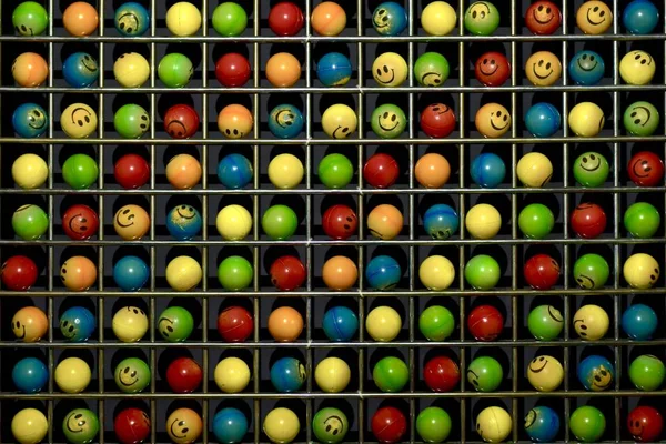 Bakgrunden till små fyrkantiga celler med färgglada bollar emojis. — Stockfoto