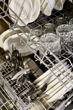 Bulaşık makinesinde saf çatal bıçak ve çatal bıçak takımı..