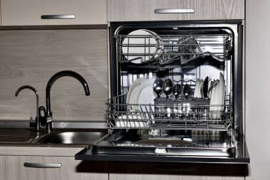  Bulaşık makinesi, lavabo seviyesinde kurutuculu iki musluk musluğu musluk suyu ve filtreli, ön manzara.