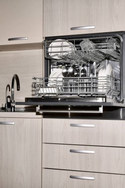 Bulaşık makinesini kurulama, iki musluk suyu ve filtreli bulaşık makinesiyle yıkadım..