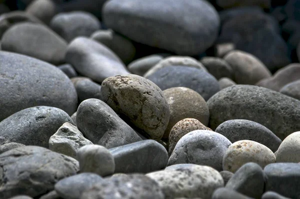 Фон из больших серых круглых камней с акцентом на центре . — стоковое фото
