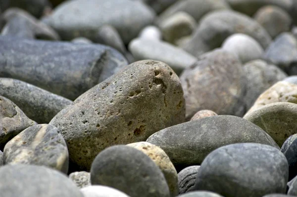 Die Steine für den gesamten Rahmen sind abgerundet grau-beige nach oben ragend. — Stockfoto