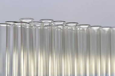 Boğazın perspektifli saydam test tüpleri sıra sıra dizilmiştir.. 