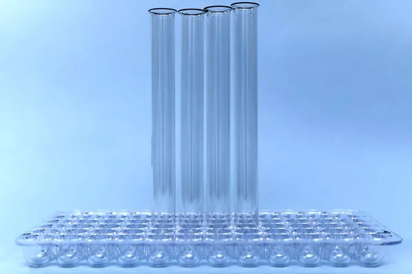 파란 톤으로 스탠드에 유리처럼 투명 한 의료용 시험관 네 개를 삽입 한다. — 스톡 사진