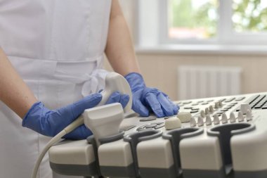  Ultrason tedavi prosedürünü yürütme süreci.