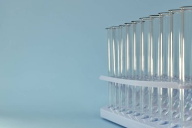  Cam test tüpleriyle dolu bir tepsi, odak noktaları parlak, mavi arka planda plastik bir tepside, perspektif kaldırma ile, sağ tarafta, bir açıyla.