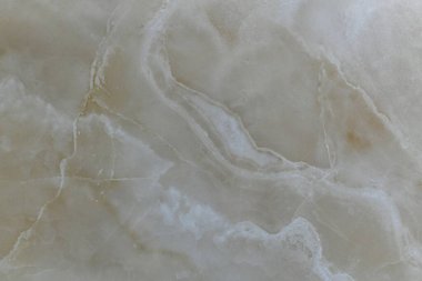  Çapraz dalgalı çizgileri olan doğal bej mermer..