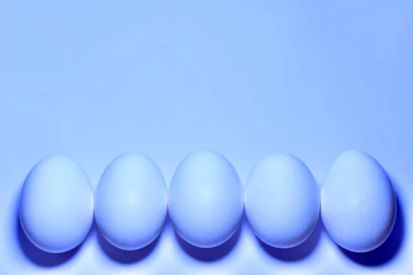 Mavi Tavuklu Yumurtalar Altta Gölgeli Mavi Arka Planda Uzun Oval — Stok fotoğraf
