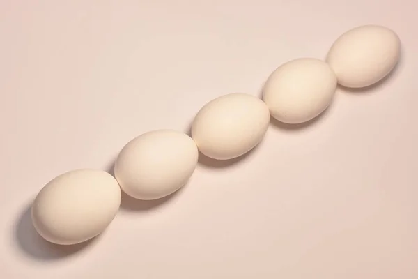 Aşağıdan Yukarıya Çapraz Zincirli Beş Tavuk Yumurtası Soldan Sağa Pembe — Stok fotoğraf