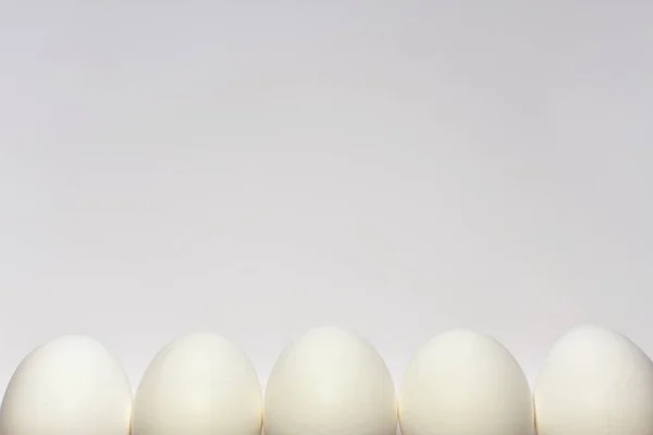Pět Bílých Kuřecích Vajec Zpola Viditelných Spodním Okraji Rámu Světlém — Stock fotografie
