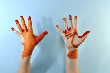  Çocukların elleri kirlilik bölgelerini gösteren boya ile boyanır. Avrupa standardı en-1500, antiseptik.