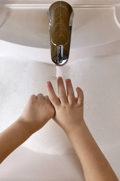 Dziecko Niezgrabnie Opanowuje Technikę Przetwarzania Powierzchni Kciuka Pomocą Higienicznego Środka — Zdjęcie stockowe