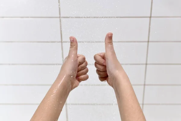 Tegen Achtergrond Van Witte Tegels Twee Uitgestrekte Handen Van Een — Stockfoto