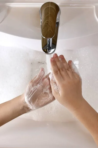 Dziecko Niezdarnie Opanowuje Technikę Mydlania Rąk Piankami Mydlanymi — Zdjęcie stockowe