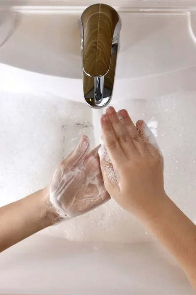 Uma Criança Domina Desajeitadamente Técnica Ensaboar Mãos Com Sabão Suds — Fotografia de Stock