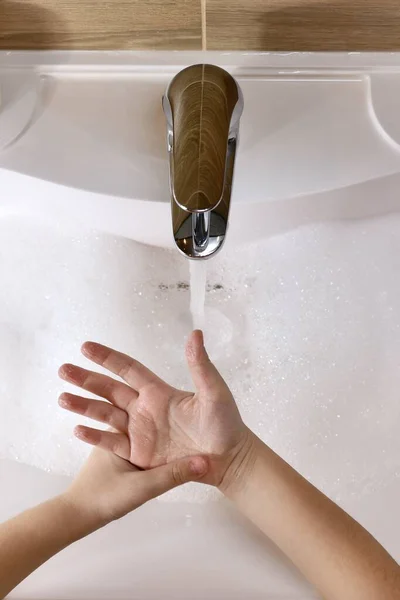 Мытые Чистые Руки Младенца Над Белой Раковиной Водой — стоковое фото