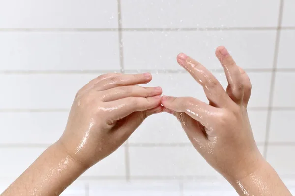 Die Kinderhände Werden Von Den Figuren Der Theatralischen Handlung Gefaltet — Stockfoto