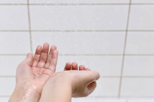 Mãos Criança Desfrutar Limpeza Frescura Sob Gotas Água Banheiro — Fotografia de Stock