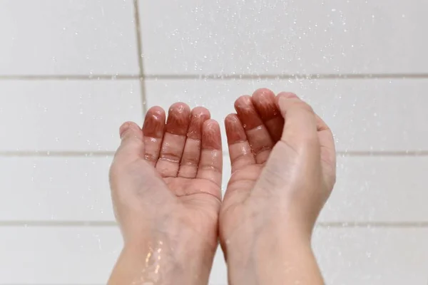 Mani Del Bambino Sono Raccolte Gocce Acqua Che Cadono Dall — Foto Stock