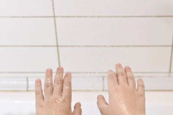 Dzieci Ręce Wyciągnięte Przodu Pod Spadającymi Kroplami Wody Palcami Przodu — Zdjęcie stockowe