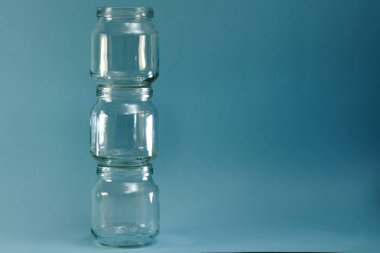 Cam kule konserveleri dikey olarak mavi gevşek bir arka planda bırakılmış..