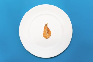 Yakışıklı adam sevgililer gününü ısırdı, genç adam sevgilisini.