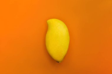 Taze olgun sarı mango, turuncu arka planda izole edilmiş 1 tatlı meyve. Üst Manzara. Vejetaryen ya da vejetaryen konsepti için sağlıklı yemek. Minimalizm. Boşluğu kopyala.