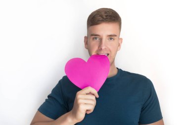 Yakışıklı adam sevgililer gününü ısırdı, genç adam sevgilisini.