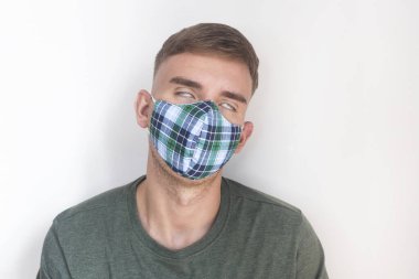 Hasta hasta adam, virüsü korumak için maskeli baygın genç adam, hava devrimi. Koronavirüs belirtileri, Çin virüsü salgını. NCoV 2019. Baygın gözlerle. Bilinç kaybı.