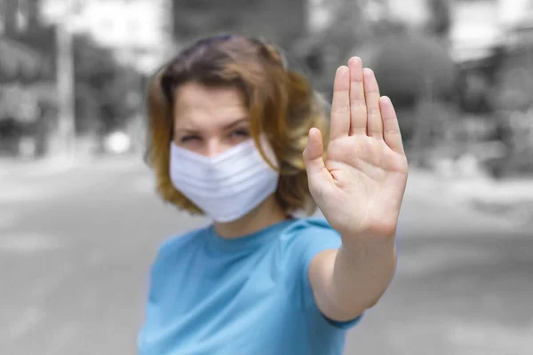 Chica Mujer Joven Máscara Médica Estéril Protectora Cara Aire Libre — Foto de Stock