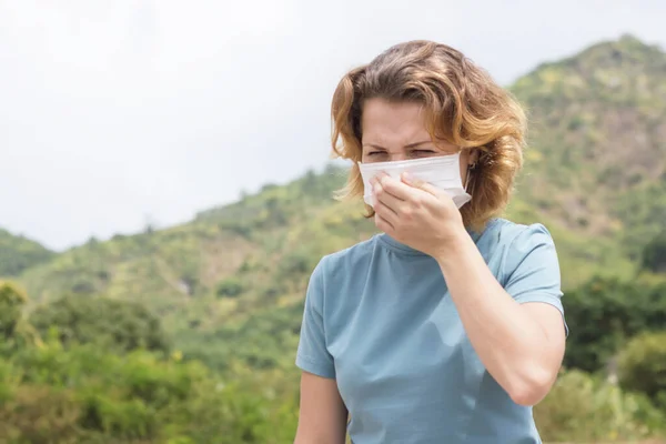 Gadis Sakit Dengan Masker Medis Wajahnya Memiliki Flu Flu Biasa — Stok Foto