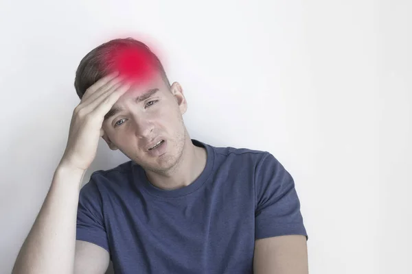 Άρρωστος Νεαρός Άρρωστος Τύπος Υποφέρει Από Πονοκέφαλο Πυρετό Κουρασμένο Εξαντλημένο — Φωτογραφία Αρχείου
