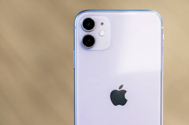 Kuala Lumpur, Malezya - 28.02.20: çift kameralı yeni mor iPhone 11. Apple cep telefonu akıllı telefonunun arkası. Fotoğrafı kapat. Modern teknoloji