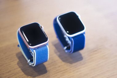 Kuala Lumpur, Malezya - 28.02.20: Apple Watch serisi 4 ya da 5, renkli mavi naylon bantlar ahşap masada. İki spor akıllı saat. Modern teknoloji 