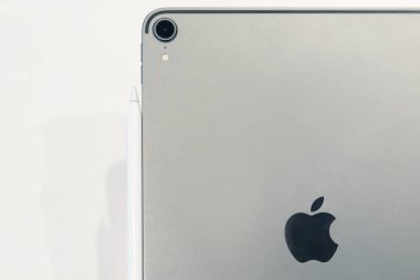Kuala Lumpur, Malezya - 28.02.20: New Apple tablet ipad pro space gray color with stylus Apple kalem. Arka üst görünüm.