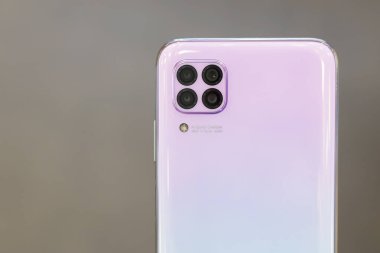 Kuala Lumpur, Malezya - 28.02.20: 4 kameralı Huawei nova 7i 'nin yeni akıllı telefonu. Al quad kamera 48 megapiksel. İnci rengi mor. Modern Çin cep telefonu.