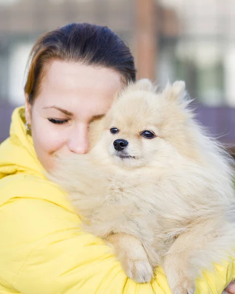 Foto Vertical Retrato Una Joven Mujer Feliz Abrazando Perro Spitz — Foto de Stock