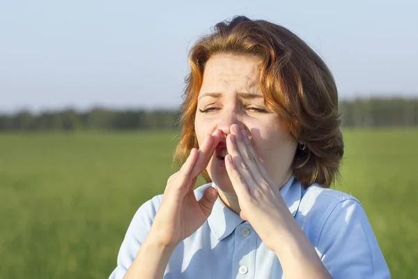 Young Sick Ill Girl Going Sneeze Pollen Allergy Concept Woman — Stock Photo, Image