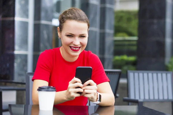 Menina Positiva Alegre Feliz Menina Bonita Nova Senhora Sorrindo Sente — Fotografia de Stock