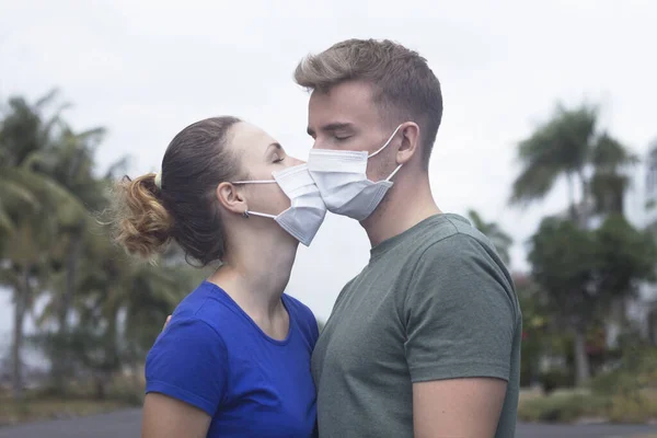 Pareja Enamorada Hombre Mujer Besándose Máscara Médica Protectora Cara Calle — Foto de Stock
