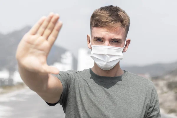 Chico Hombre Joven Con Máscara Médica Estéril Protectora Cara Mirando — Foto de Stock