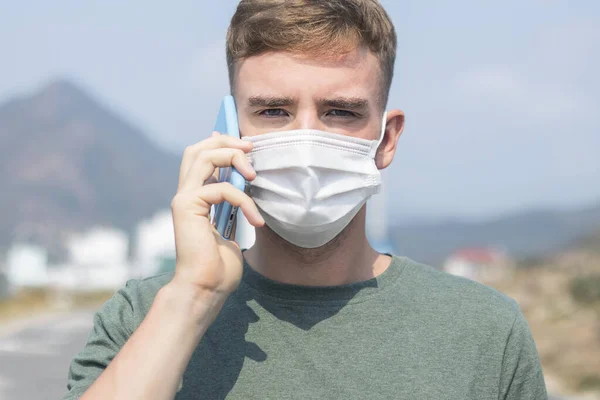 Chico Joven Con Máscara Médica Estéril Protectora Cara Llamando Una — Foto de Stock