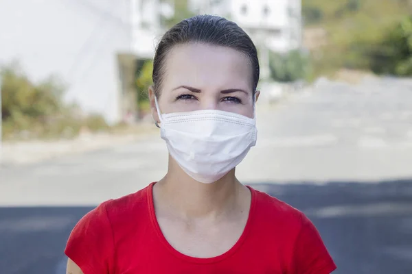 Chica Europea Joven Mujer Seria Usando Máscara Médica Estéril Protectora — Foto de Stock