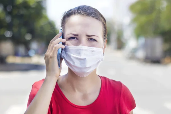 Chica Mujer Ansiosa Máscara Médica Estéril Protectora Cara Llamando Ambulancia — Foto de Stock