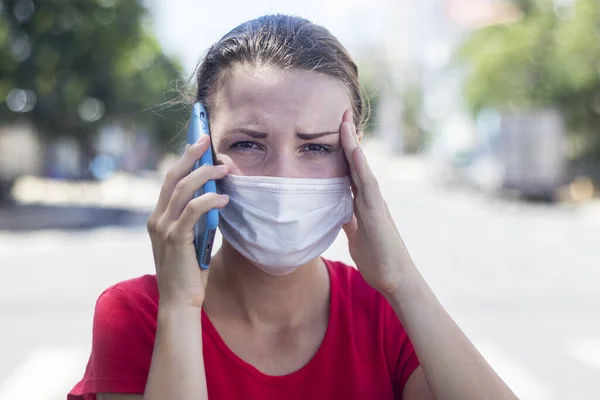 Mujer Enferma Mujer Ansiosa Con Máscara Que Sufre Calor Dolor — Foto de Stock