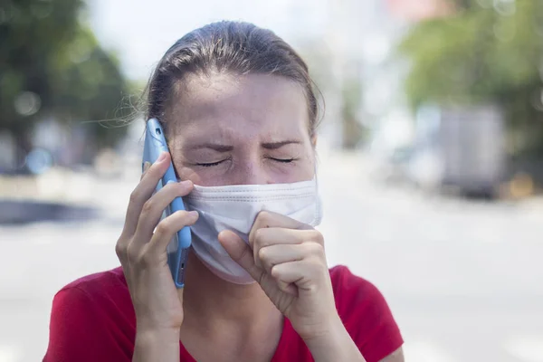 Gadis Wanita Eropa Muda Dengan Masker Medis Steril Pelindung Wajahnya — Stok Foto