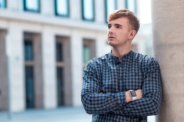 Smutný Zamyšlený Chlapík Mladý Pohledný Muž Košili Přemýšlející Budoucnosti Snění — Stock fotografie